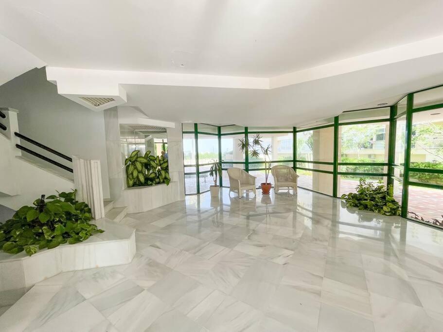 Seafront Apartment With Direct Access To The Beach Торремолинос Экстерьер фото