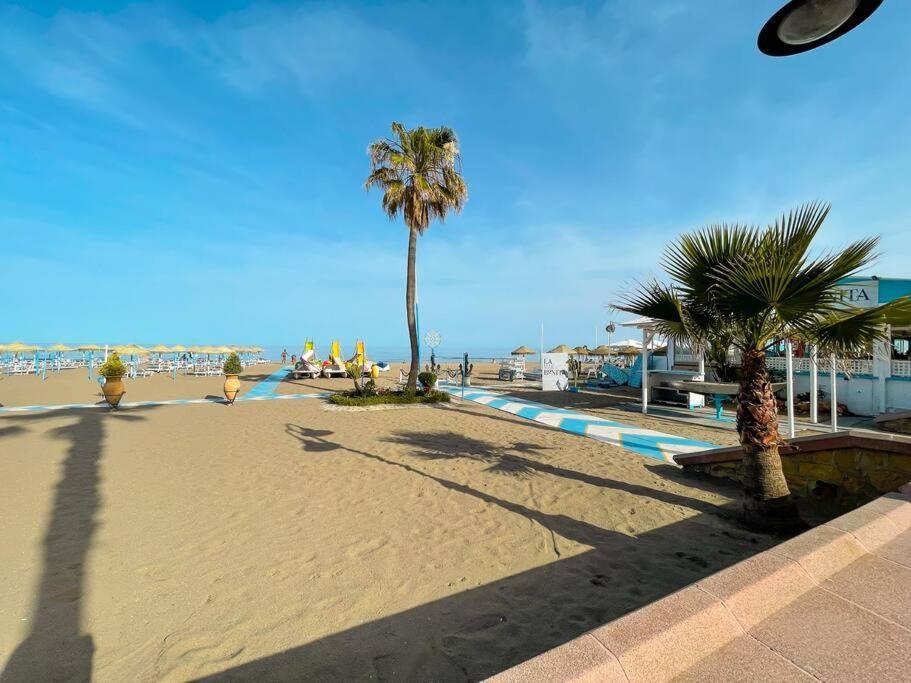 Seafront Apartment With Direct Access To The Beach Торремолинос Экстерьер фото